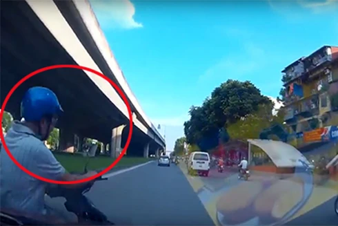 Sang đường không quan sát, va chạm ô tô, suýt gây tai nạn kinh hoàng