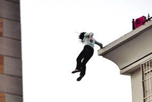 Sống sót kỳ diệu dù rơi từ tầng 26