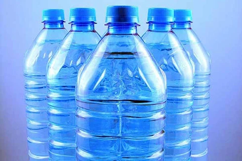 Ổ vi khuẩn trong chai nước bằng nhựa