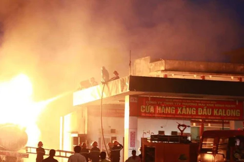 Cây xăng bốc cháy ngùn ngụt ở Quảng Ninh