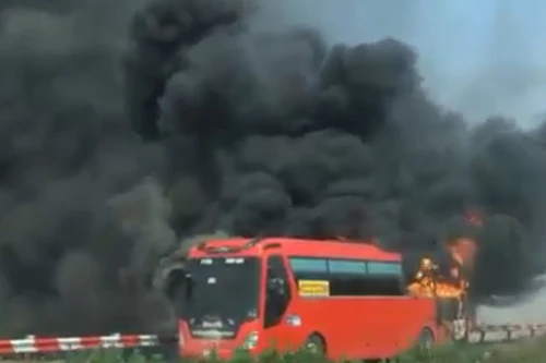 Xe khách bất ngờ bốc cháy ngùn ngụt trên đường cao tốc