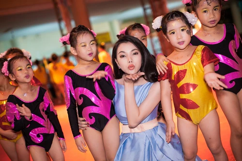 "Đối thủ" của Ngọc Trinh trổ tài làm MC