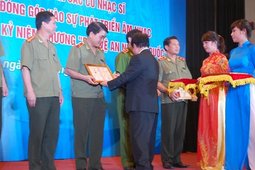 Giám đốc Công an Hà Nội nhận kỷ niệm chương "Vì sự nghiệp âm nhạc" 