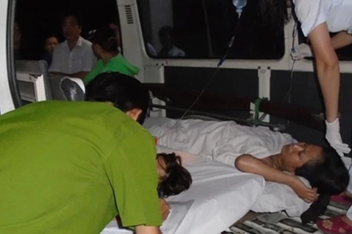 Bị bạn trai cũ tạt axít, hai mẹ con cô gái quằn quại giữa đường