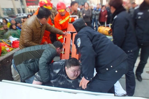 Hơn 20 người vật vã mới đỡ được thanh niên nặng 220 kg đứng dậy