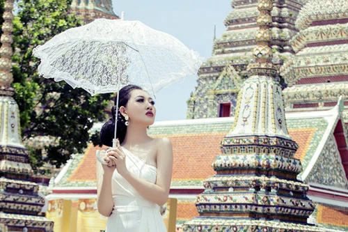 Hoa hậu Huỳnh Thúy Anh khoe vẻ đẹp quyền quý ở xứ sở chùa vàng