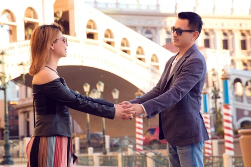 Búp bê Thanh Thảo quấn quýt bên bạn trai trước khi về nước làm giám khảo