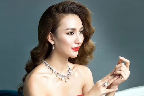 Hoa hậu Ngọc Diễm đầy quyến rũ trong bộ ảnh mừng tuổi mới