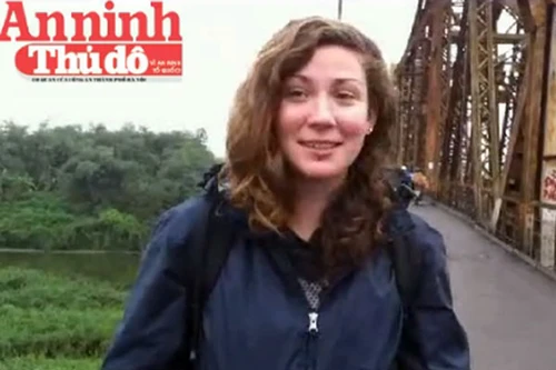 Qua cầu Long Biên, nhiều người dân e ngại chuyện an toàn