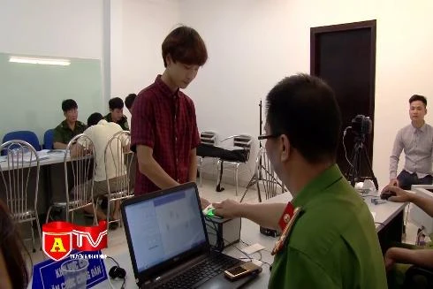 Cấp thẻ căn cước công dân cho công nhân khu công nghiệp Nội Bài