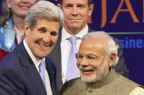 Đoàn xe hộ tống Ngoại trưởng Mỹ gặp tai nạn