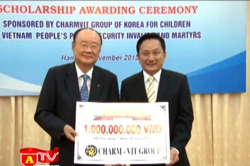 Bộ Công an tiếp nhận học bổng của Charmvit Hàn Quốc