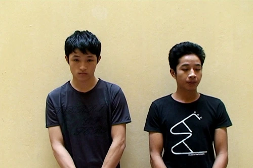 Nhân viên trông xe cậy cốp lấy tài sản