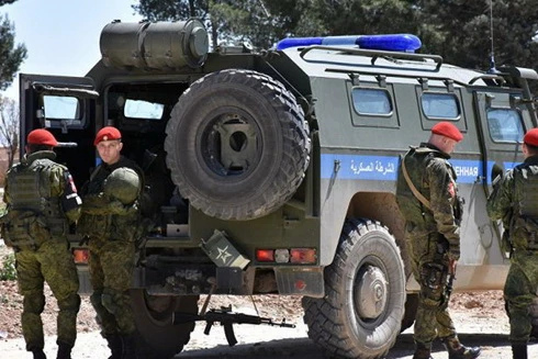 [ẢNH] Đoàn xe tuần tra quân cảnh Nga bị trúng mìn tại Daraa, Syria