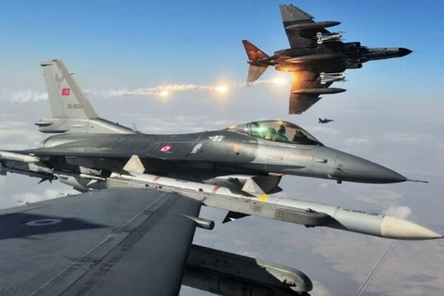 [ẢNH] F-16 Thổ Nhĩ Kỳ "hoảng sợ" bỏ chạy khi bị Su-35 Nga đánh chặn?