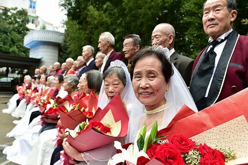 22 cặp vợ chồng già, kết hôn trên 50 năm đồng loạt chụp ảnh cưới