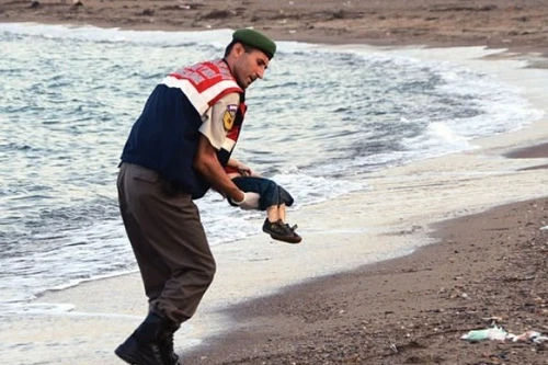 Hình ảnh bé trai Syria khiến Thủ tướng Anh thay đổi quan điểm về người nhập cư