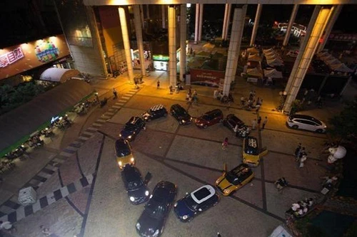 11 siêu xe xếp hình trái tim phục vụ màn cầu hôn độc đáo