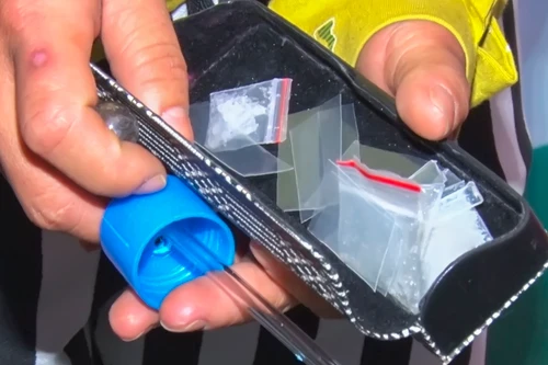 Sử dụng trái phép chất ma túy sẽ bị phạt cảnh cáo hoặc phạt tiền từ 500.000 - 1.000.000 đồng