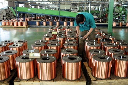 Việt Nam tìm cách vượt qua “bẫy kinh tế Covid-19” 