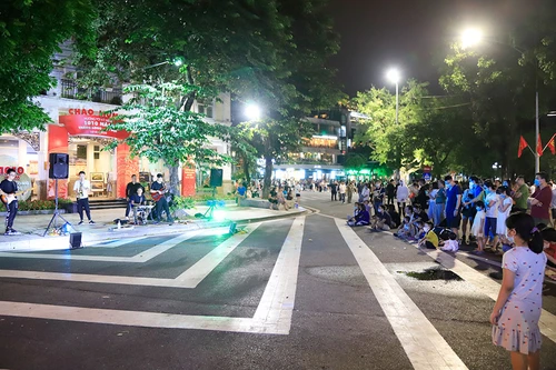 Phố đi bộ nhộn nhịp sau thời gian dừng hoạt động để chống dịch Covid-19