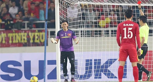 AFC phạt thủ môn Nguyên Mạnh 1.000 USD, treo giò quốc tế 2 trận