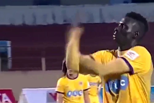 Treo giò 8 trận với ngoại binh Omar vì hành vi phản cảm