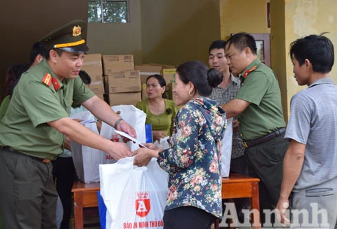 Giúp dân gượng dậy từ vùng lũ