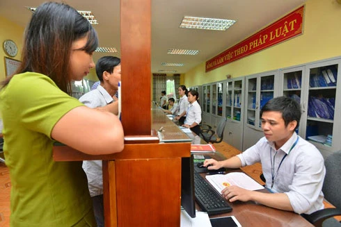 Người dân quen dần việc khai hồ sơ trực tuyến