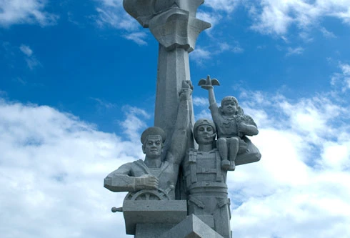 Tượng đài hữu nghị bên vịnh Cam Ranh