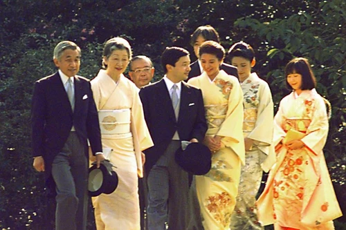 Những bức ảnh hiếm hoi về cuộc đời Nhật hoàng Akihito