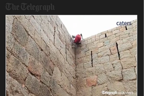 Thót tim xem “người nhện” Ấn Độ tay không nhào lộn trên tường đá