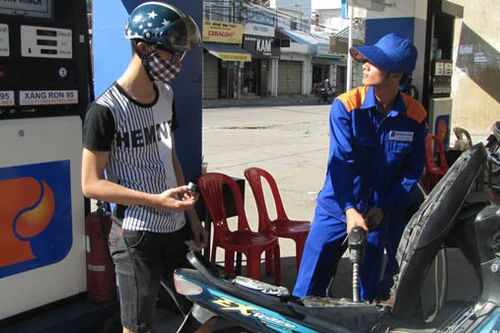 Giá xăng giảm thêm 604 đồng về mức 14.699 đồng/lít