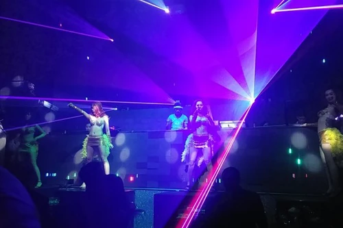 Trong thế giới "múa mồi": Một bước lên...sàn nhảy (1)