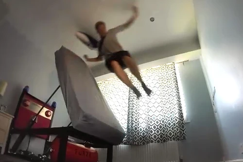 Khoảnh khắc "choáng váng" với chiếc giường trị "ngủ nướng"