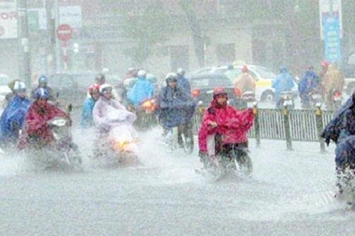 Mưa giông mạnh quay trở lại Bắc bộ vào đêm nay