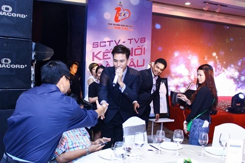 Mã Quốc Minh "đòi" được bắt tay từng khán giả, Sầm Lệ Hương thân thiện 