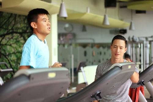 Kim Lý làm huấn luyện viên thể lực cho kiện tướng tennis Lý Hoàng Nam 