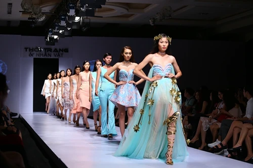 Ái Phương lạnh lùng, tái xuất trên sàn diễn thời trang 