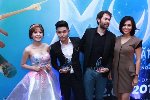 Chi Pu xinh như công chúa, đẹp đôi bên Jun Phạm 