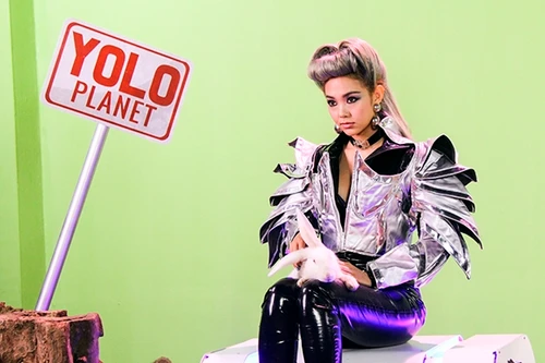 Minh Hằng làm "người ngoài hành tinh" khiến mọi người bỏ chạy 