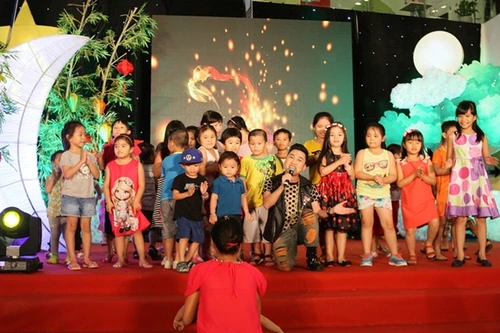 Don Nguyễn vui đùa cùng các em nhỏ trong "Trung thu hội ngộ"