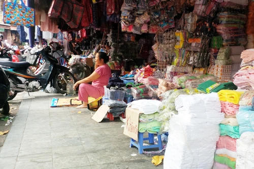 Kiểm tra 4 cửa hàng, thu trên 4.500 đôi găng tay