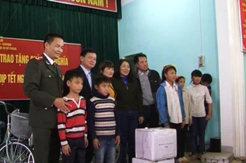Hàng trăm suất quà Tết trao tặng cho đồng bào vùng cao tại Tuyên Quang