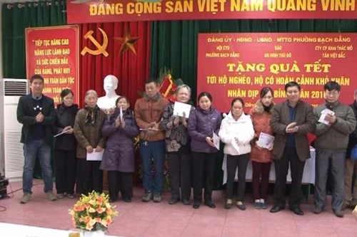 Trao tặng 81 suất quà cho gia đình khó khăn quận Hai Bà Trưng