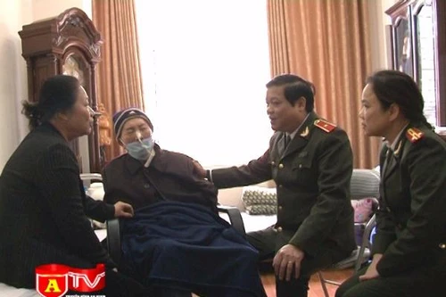 CATP.Hà Nội thăm hỏi, chúc Tết cán bộ chiến sỹ có hoàn cảnh khó khăn