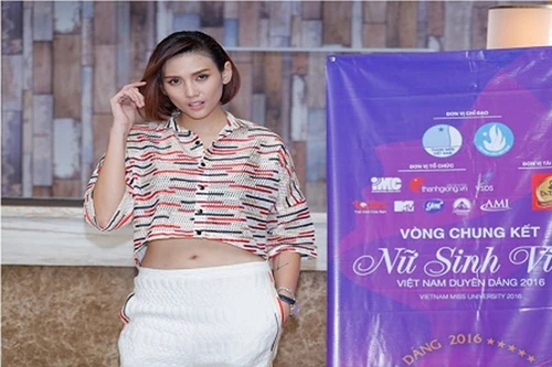 Siêu mẫu Hoàng Yến thị phạm catwalk cho 30 thí sinh "Nữ sinh viên Việt Nam duyên dáng 2016"