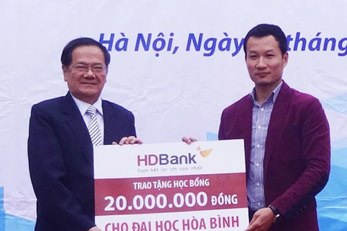 HDBank trao 10 suất học bổng cho sinh viên xuất sắc