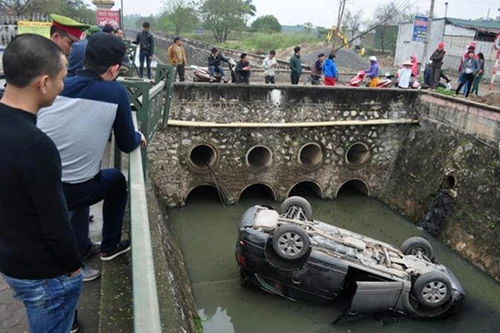 Hà Nội: Nhấn nhầm chân ga, Audi Q7 lật ngửa dưới mương nước