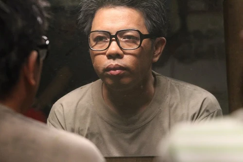 Thái Hòa bở hơi tai vì... hôn Tina Tình!